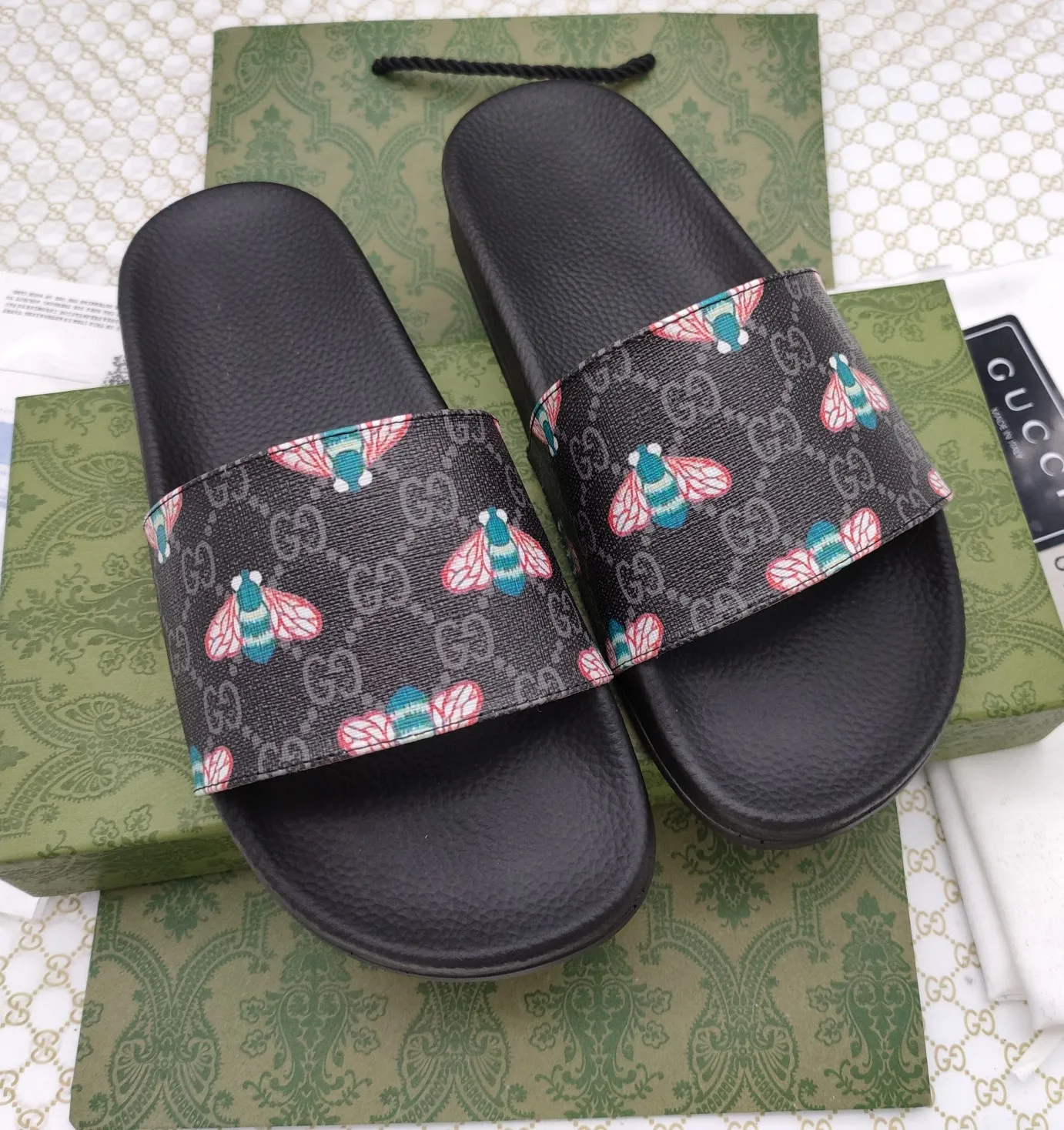 👟👟Ex-factory price 220👟👟 Couple model 🎗Gucci "Gucci" slippers, a much-anticipated one, so beautiful that it will melt your hearts❤,! It is simply a masterpiece of extraordinary craftsmanship. It is a must-have for everyone. It is made by open molding. The foot feels Q-elastic and super soft. The upper foot is super delicate. Size number (35~47), exclusive model, with many layouts, there is always one you like🎉🎉